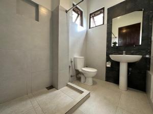 bagno con servizi igienici e lavandino di Rockydale Home Stay a Kandy