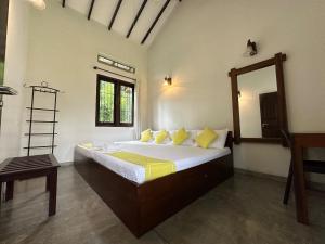 una camera con un grande letto e uno specchio di Rockydale Home Stay a Kandy
