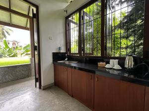una cucina con lavandino e una grande finestra di Rockydale Home Stay a Kandy