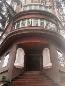 a building with stairs leading up to a door at Hotel Nam Sơn in Dực Liễn