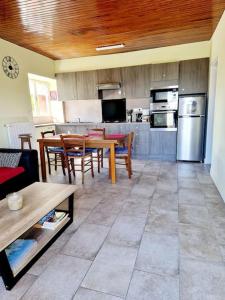 Kuchyň nebo kuchyňský kout v ubytování La Colline d'Estaing, Maison 4 pers avec terrasse