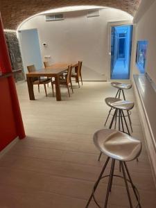 a dining room with a table and stools in a room at ! Especial y singular ! Directo Fira BCN y CENTRO in Martorell