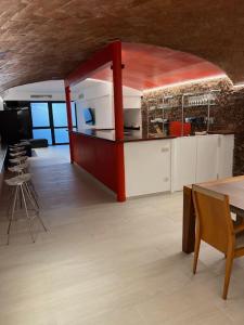 een keuken met witte kasten en tafels en stoelen bij ! Especial y singular ! Directo Fira BCN y CENTRO in Martorell