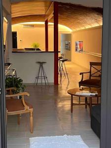 een lobby met stoelen en tafels in een kamer bij ! Especial y singular ! Directo Fira BCN y CENTRO in Martorell