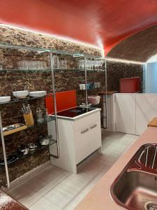 een keuken met witte kasten en een rood plafond bij ! Especial y singular ! Directo Fira BCN y CENTRO in Martorell