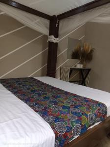 מיטה או מיטות בחדר ב-LOFTY DIANI STUDIO'S