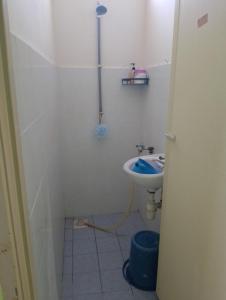 uma pequena casa de banho com lavatório e WC em Irman Homestay Pendang em Pendang