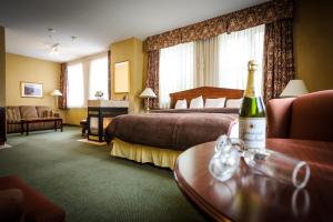 Peterborough Inn and Suites Hotelにあるベッド