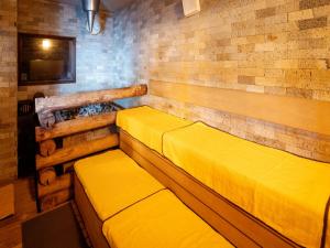 twee bedden in een kamer met gele lakens bij TennenOnsen Hinatanoyado Nichinan Miyazaki - Vacation STAY 18743v in Nichinan