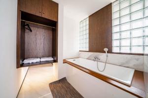 重庆Wuyu Hotel - Chongqing Jiangbei Airport & Light Rail的带浴缸和窗户的浴室