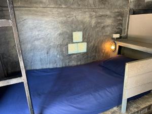 Giường trong phòng chung tại Shaya's Dorms