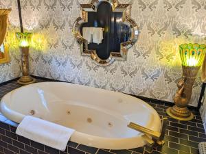 A bathroom at Olympic Railway Inn