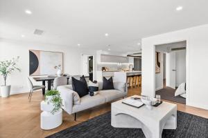 een woonkamer met een bank en een tafel bij Hobart CBD Roof Top Penthouse in Hobart