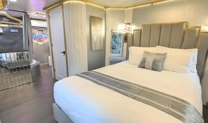 A bed or beds in a room at Olympic Railway Inn