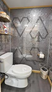 A bathroom at Olympic Railway Inn