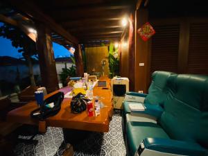 清迈188 Teak House บ้านต้นสัก的客厅里有一张桌子和一张沙发