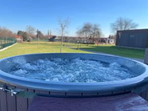 una gran bañera llena de agua sobre una mesa en Kukorica Csárda Apartman, en Balatonújlak