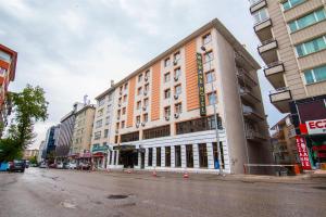 um grande edifício numa rua da cidade com edifícios em ANGRAND HOTEL em Ancara