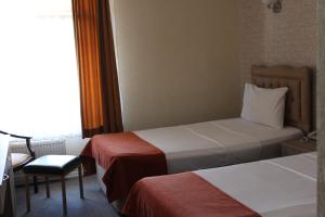 Een bed of bedden in een kamer bij ANGRAND HOTEL