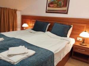 En eller flere senge i et værelse på private apartments Emerald + 43 billeder