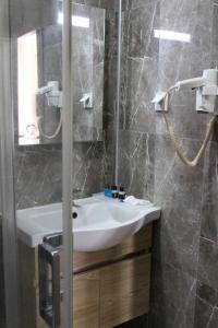 uma casa de banho com um lavatório e um espelho em ANGRAND HOTEL em Ancara