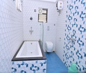 Koupelna v ubytování Hotel Silver Land New Digha with Rooftop Pool