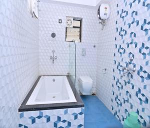 Koupelna v ubytování Hotel Silver Land New Digha with Rooftop Pool