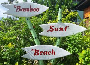um sinal para um resort com as palavras banjo surf e praia em Bamboo Surf Beach em San Isidro