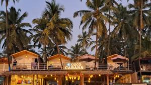un ristorante con palme sullo sfondo di COCO CABANA a Palolem