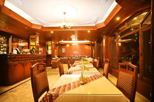 een restaurant met tafels en stoelen en een bar bij Nirvana Boutique Hotel in Kathmandu