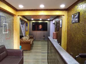 vestíbulo con bar y sala de espera en SN Guest House en Bhaktapur