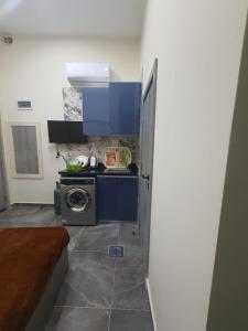 uma cozinha com um fogão e uma máquina de lavar roupa em زافيرو اتينيوس em Alexandria