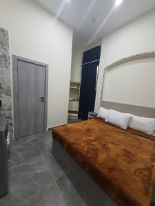 um quarto com uma cama grande e um espelho grande em زافيرو اتينيوس em Alexandria