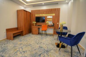 فندق المرزم-Al Marzam Hotel في المدينة المنورة: غرفة مع طاولة وكرسيين ومكتب
