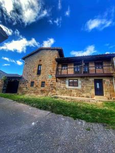 a brick building with a balcony on the side of it at La Casa de Roma 