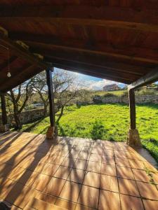 un porche con vistas a un campo verde en La Casa de Roma, 