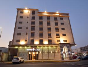 فندق المرزم-Al Marzam Hotel في المدينة المنورة: مبنى متوقف امامه سيارة