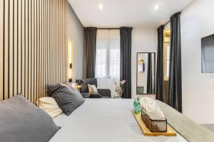ein Schlafzimmer mit einem großen Bett und ein Wohnzimmer in der Unterkunft Luxury and elegant apartment Madrid in Madrid