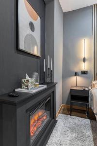 - un salon avec une cheminée et un lit dans l'établissement Luxury and elegant apartment Madrid, à Madrid