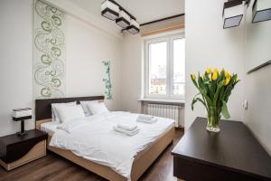 En eller flere senge i et værelse på Apartamenty Wawa Centrum by Your Freedom