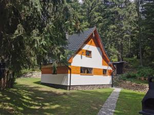 una casa con techo de gambrel en Chata Maco en Liptovský Mikuláš