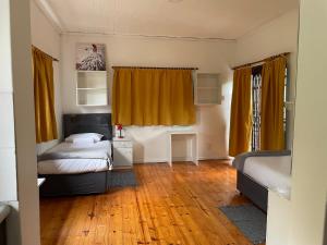 Petals Guesthouse房間的床