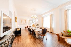 a dining room and living room with a table and chairs at Apartment Prenzlauer Berg in Berlin