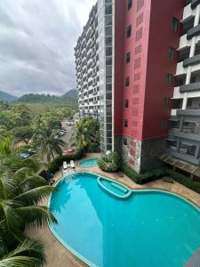 una gran piscina junto a un edificio alto en Blue Andaman Seaview Families Suite Apartment, en Kuah