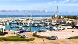 un puerto deportivo con barcos y coches aparcados en él en Hotel Alba Living Room en Rodi Garganico