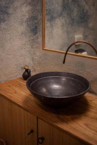 日出町にあるkamenos Luxury Resort With Beautiful Scenery Hijiのバスルーム(木製カウンターの黒い洗面台付)