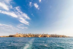 - Vistas a una isla desde el agua en Minareto, en Siracusa