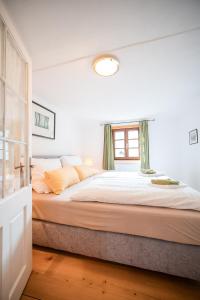 una camera da letto con un grande letto e una finestra di Villa Straussengut a Bad Aussee