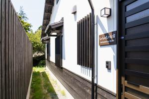 a side view of a house with a fence at Chachamaru no Oyado - Vacation STAY 85728 in Yufuin
