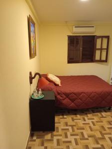 um quarto com duas camas e uma mesa em Lo de franco em Salta
